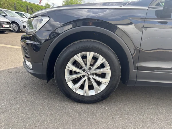 VOLKSWAGEN Tiguan (2016) — foto 8 van 16