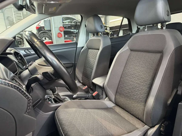 Volkswagen T-Cross (2019) — foto 13 van 16