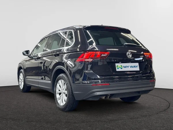 VOLKSWAGEN Tiguan (2018) — foto 18 van 24