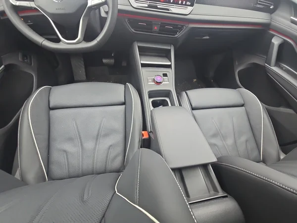 VOLKSWAGEN Tiguan (2025) — foto 4 van 24