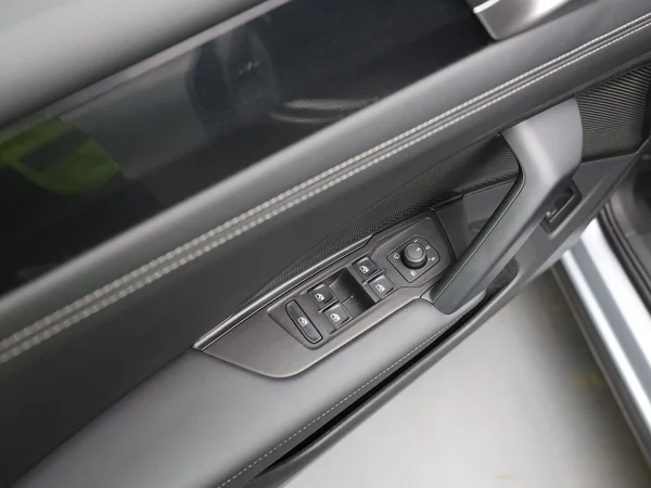VOLKSWAGEN Tiguan (2024) — foto 4 van 20