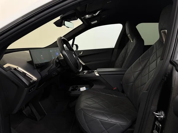 BMW iX (2022) — foto 2 van 32
