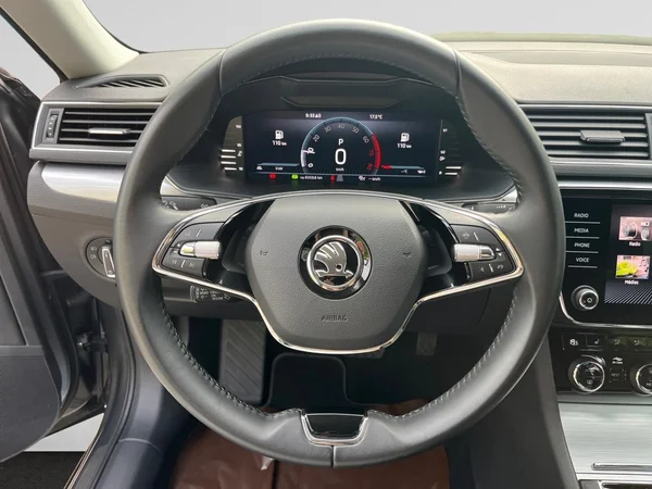 SKODA Superb Combi (2024) — foto 2 van 19