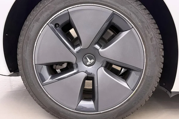 Tesla Model 3 (2023) — foto 35 van 44