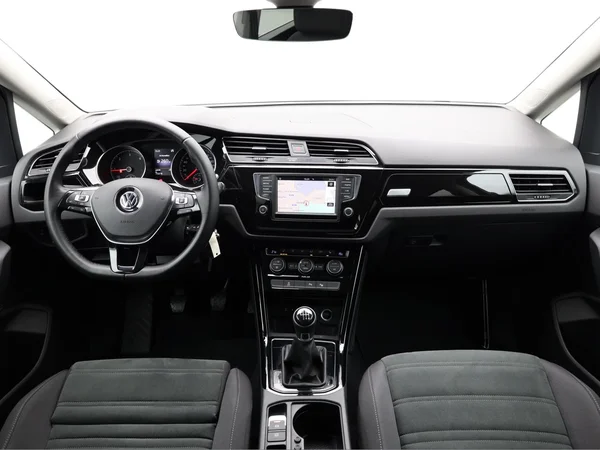 VOLKSWAGEN Touran (2017) — foto 2 van 23