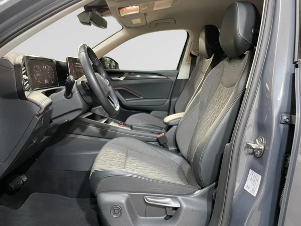 VOLKSWAGEN Tiguan (2024) — foto 13 van 17