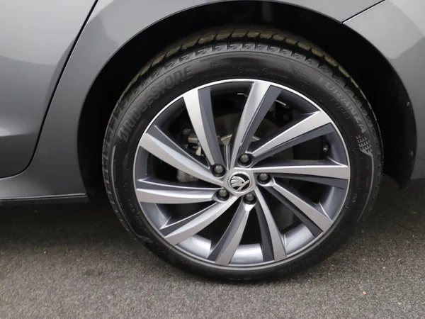 SKODA Octavia Combi (2025) — foto 2 van 27