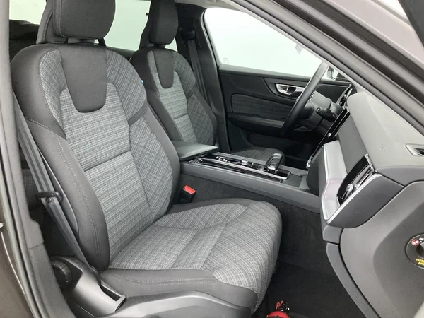 VOLVO V60 (2023) — foto 2 van 36