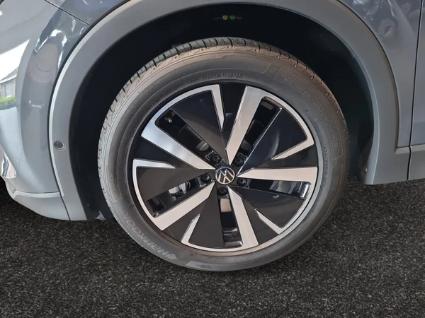 VOLKSWAGEN Tiguan (2025) — foto 10 van 15