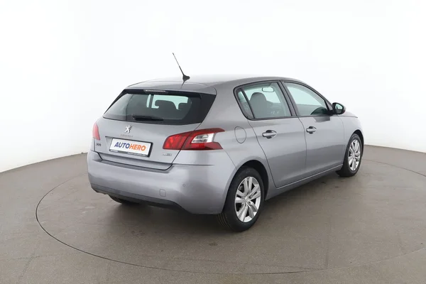 Peugeot 308 (2016) — foto 12 van 16
