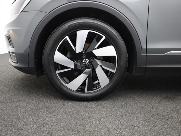 VOLKSWAGEN Tiguan (2018) — foto 13 van 20