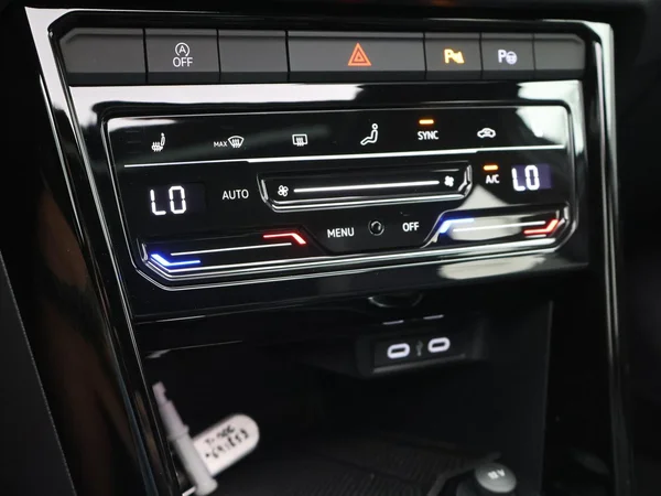 VOLKSWAGEN T-Roc (2023) — foto 10 van 24