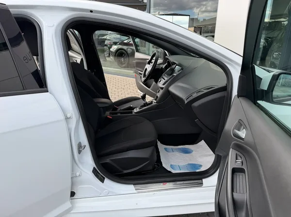 Ford Focus (2017) — foto 6 van 20