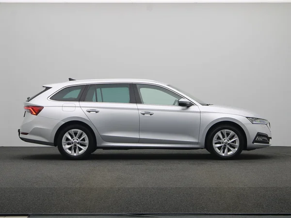 SKODA Octavia Combi PHEV (2024) — foto 17 van 21