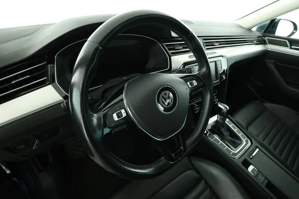 Volkswagen Passat (2017) — foto 2 van 16
