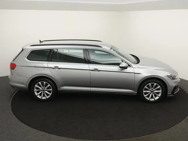 VOLKSWAGEN Passat Variant GTE (2022) — foto 29 van 31