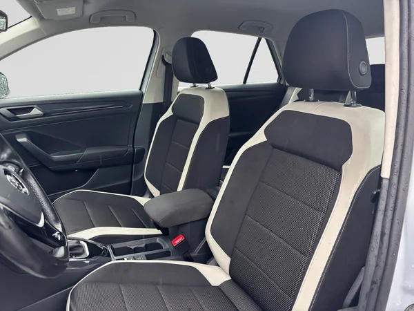 VOLKSWAGEN T-Roc (2018) — foto 2 van 18