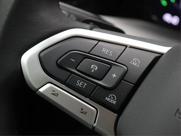 VOLKSWAGEN Golf VIII (2024) — foto 3 van 17