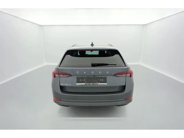 SKODA Octavia Combi (2022) — foto 2 van 36