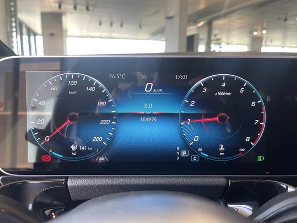 Mercedes-Benz GLA (2021) — foto 9 van 14