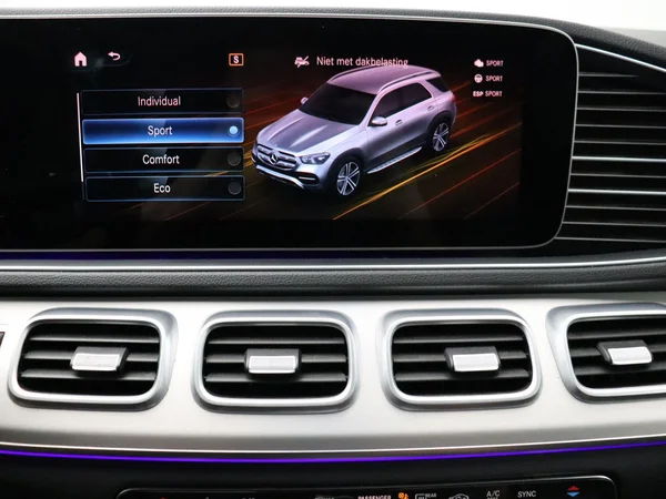 Mercedes-Benz GLE (2022) — foto 15 van 34