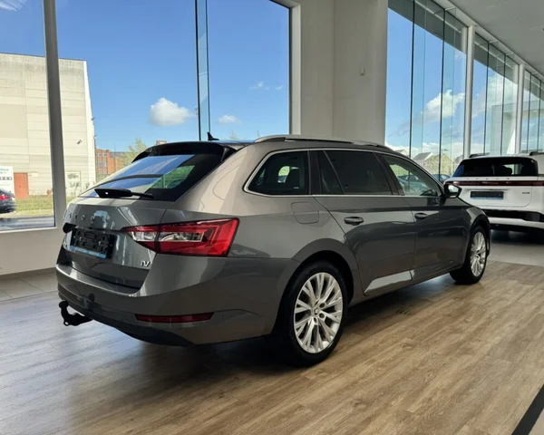 Skoda Superb (2022) — foto 2 van 30