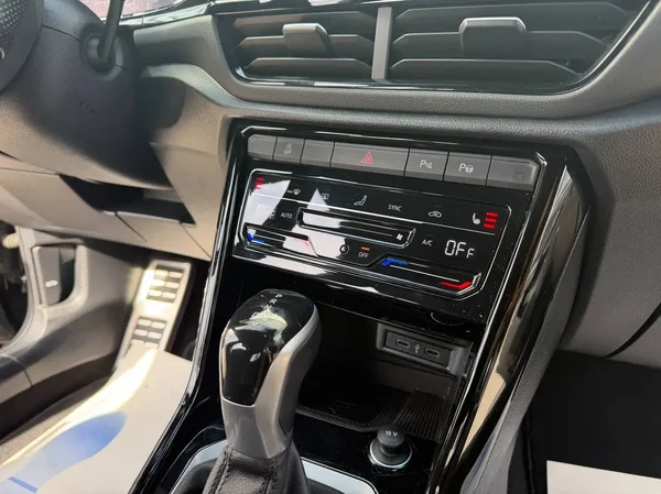 Volkswagen T-Roc (2022) — foto 3 van 24