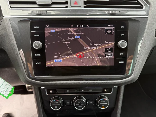VOLKSWAGEN Tiguan (2020) — foto 6 van 24