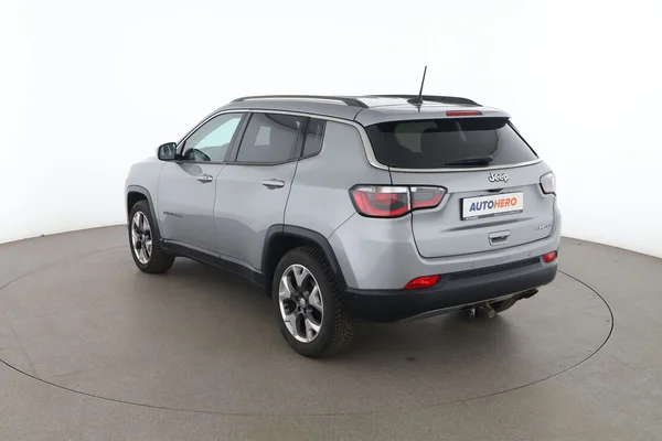 Jeep Compass (2017) — foto 10 van 16