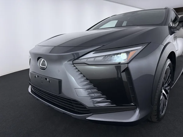 LEXUS RZ (2025) — foto 27 van 33