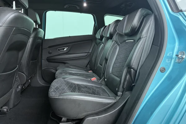Renault Grand Scenic (2022) — foto 18 van 19