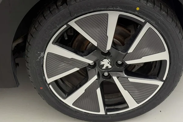 Peugeot E-208 (2021) — foto 29 van 36