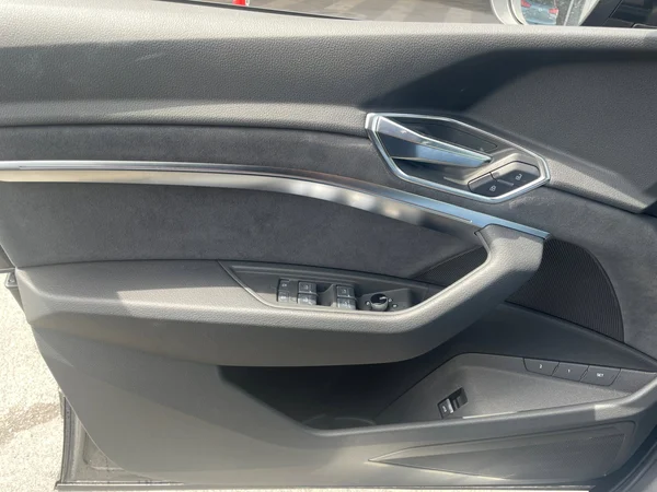 AUDI Q8 e-tron Sportback (2025) — foto 20 van 21