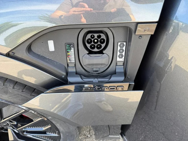 AUDI Q8 e-tron Sportback (2025) — foto 18 van 26