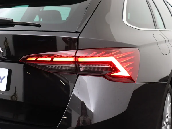 SKODA Octavia Combi (2025) — foto 8 van 19