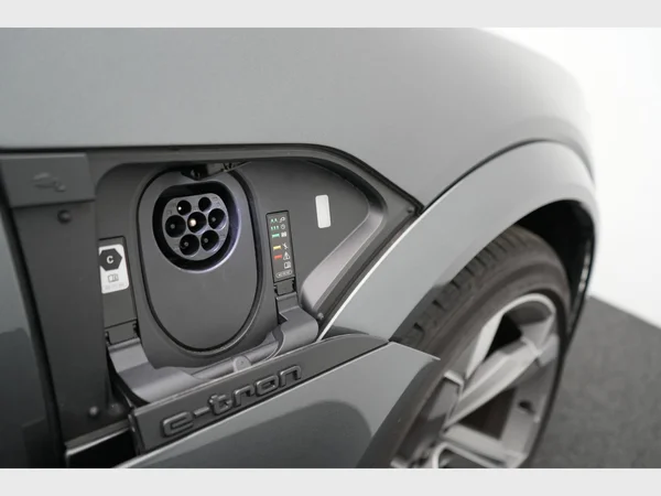 AUDI SQ8 e-tron Sportback (2023) — foto 3 van 31