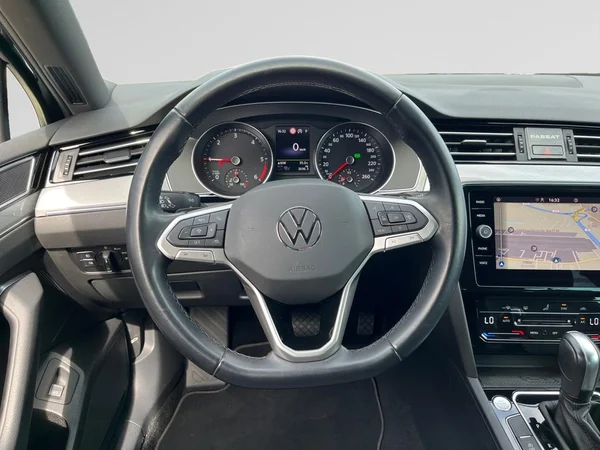 VOLKSWAGEN Passat Variant (2024) — foto 3 van 23