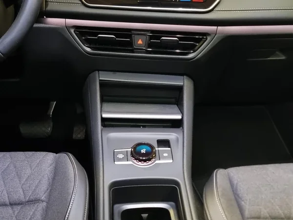 VOLKSWAGEN Tiguan (2025) — foto 4 van 23