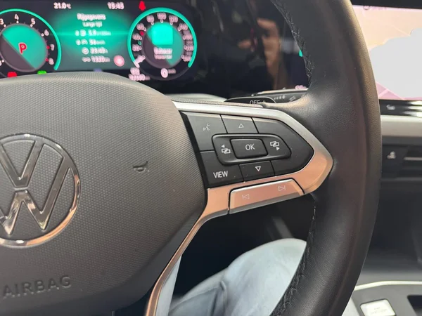 VOLKSWAGEN Golf VIII (2024) — foto 3 van 16