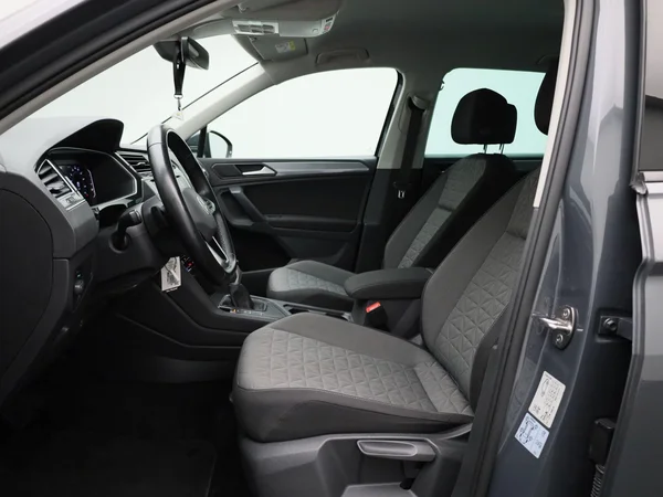 Volkswagen Tiguan (2021) — foto 3 van 43