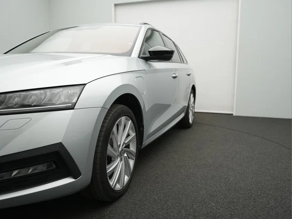 SKODA Octavia SW PHEV (2021) — foto 27 van 30