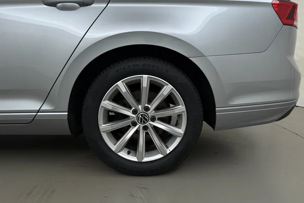 Volkswagen Passat SW (2023) — foto 14 van 17