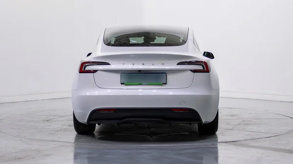 Tesla Model 3 (2024) — foto 34 van 47