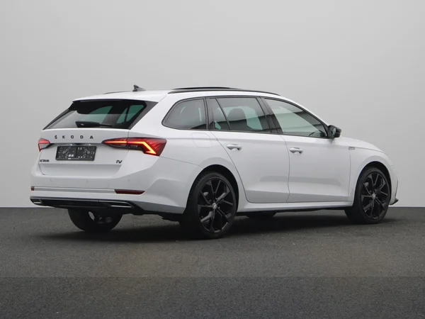 SKODA Octavia Combi PHEV (2022) — foto 12 van 23