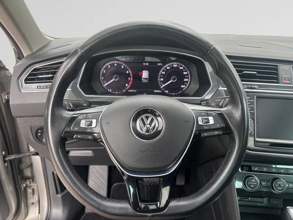VOLKSWAGEN Tiguan (2017) — foto 4 van 24