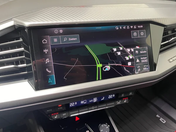 AUDI Q4 Sportback e-tron (2025) — foto 8 van 16
