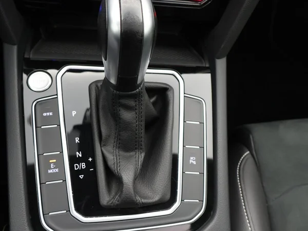 VOLKSWAGEN Passat Variant GTE (2022) — foto 17 van 29