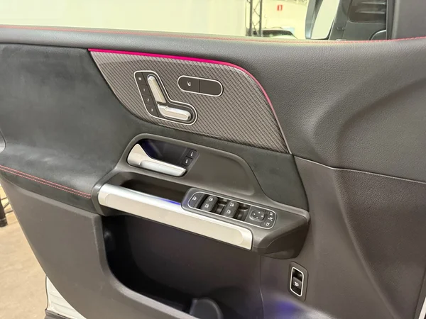 Mercedes-Benz GLB-180 (2021) — foto 10 van 31