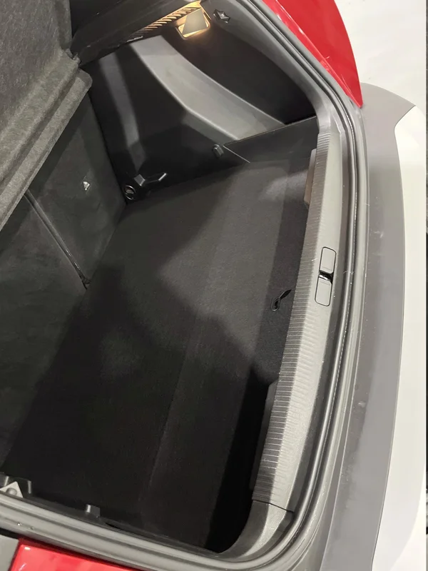 Peugeot E-2008 (2022) — foto 49 van 56