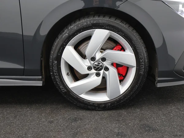 VOLKSWAGEN Golf VIII GTI (2024) — foto 3 van 30